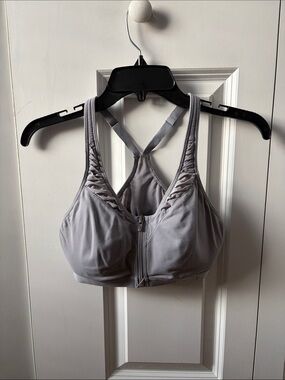 Victoria Sport Knockout Front-Zip Light Gray Sports Bra Size 34B